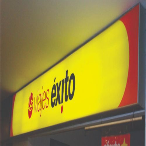 Aviso en Panaflex con estructura e iluminación LED - Siem Editores.